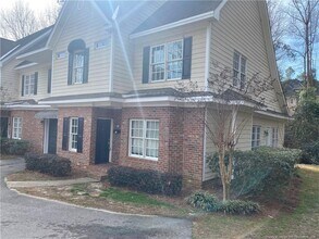 320 Glenburney Dr in Fayetteville, NC - Foto de edificio - Building Photo