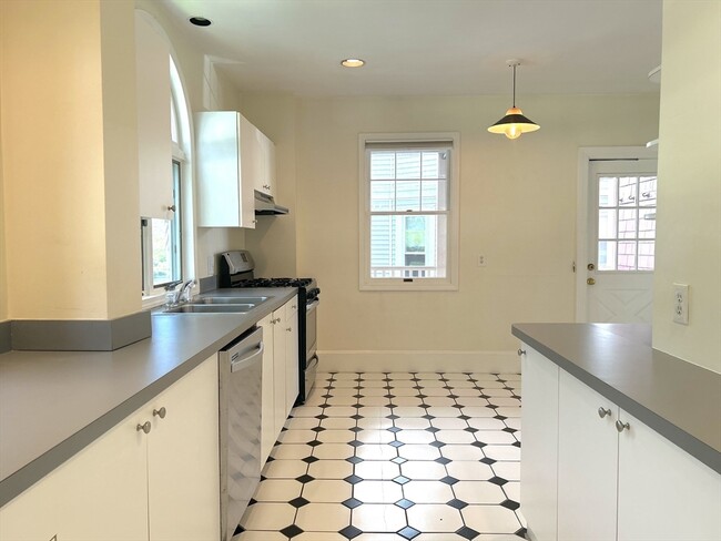 59 Ackers Ave in Brookline, MA - Foto de edificio - Building Photo
