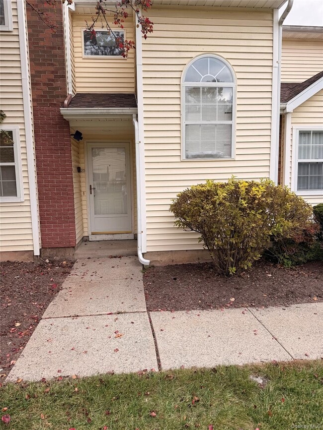 25 Wood Lake Dr in Middletown, NY - Building Photo - Building Photo