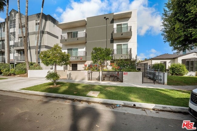 property at 1530 S Hayworth Ave