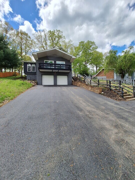 223 Columbia Dr in Aliquippa, PA - Building Photo