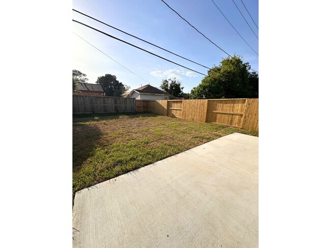 7710 Darnay Dr