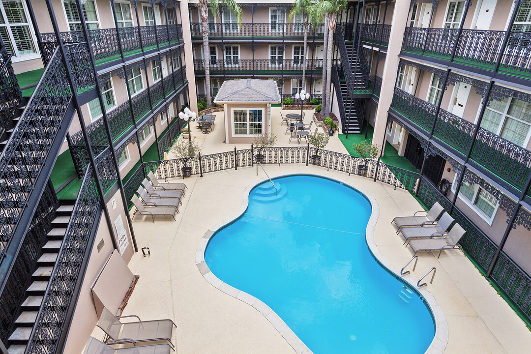 La Plaza Apartments - Fully Furnished in Metairie, LA - Building Photo