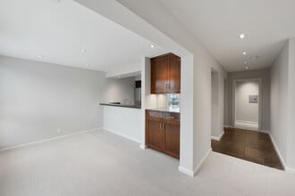 911 N Kings Rd, Unit 103 in West Hollywood, CA - Building Photo - Building Photo