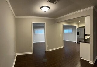 4702 Ella Blvd in Houston, TX - Building Photo - Building Photo