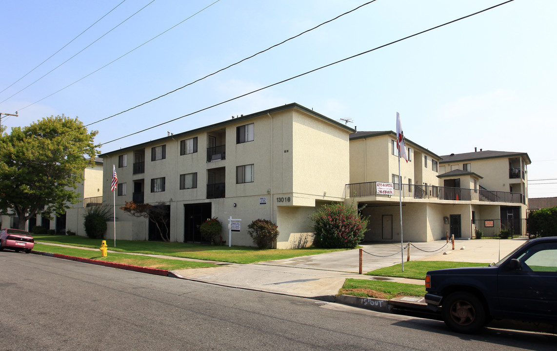 13016 Roselle Apartments in Hawthorne, CA - Building Photo