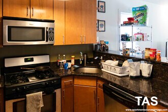 3023 N Oakley Ave, Unit 2 in Chicago, IL - Building Photo - Building Photo
