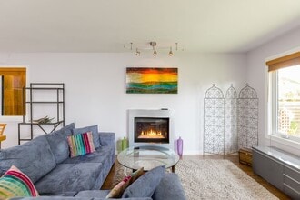 140 Windsor Rd W in North Vancouver, BC - Building Photo - Building Photo