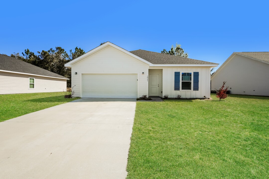 1043 Autumns Wood Cir E in Brunswick, GA - Building Photo