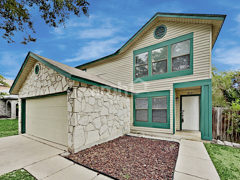 8131 Cheryl Meadow Dr in Converse, TX - Building Photo