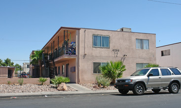 Fabulous Forty/Golden Villas in Las Vegas, NV - Building Photo - Building Photo