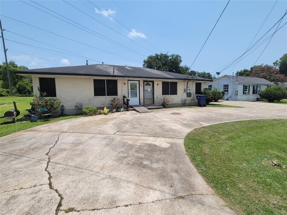 206 Robertson St in Texas City, TX - Building Photo