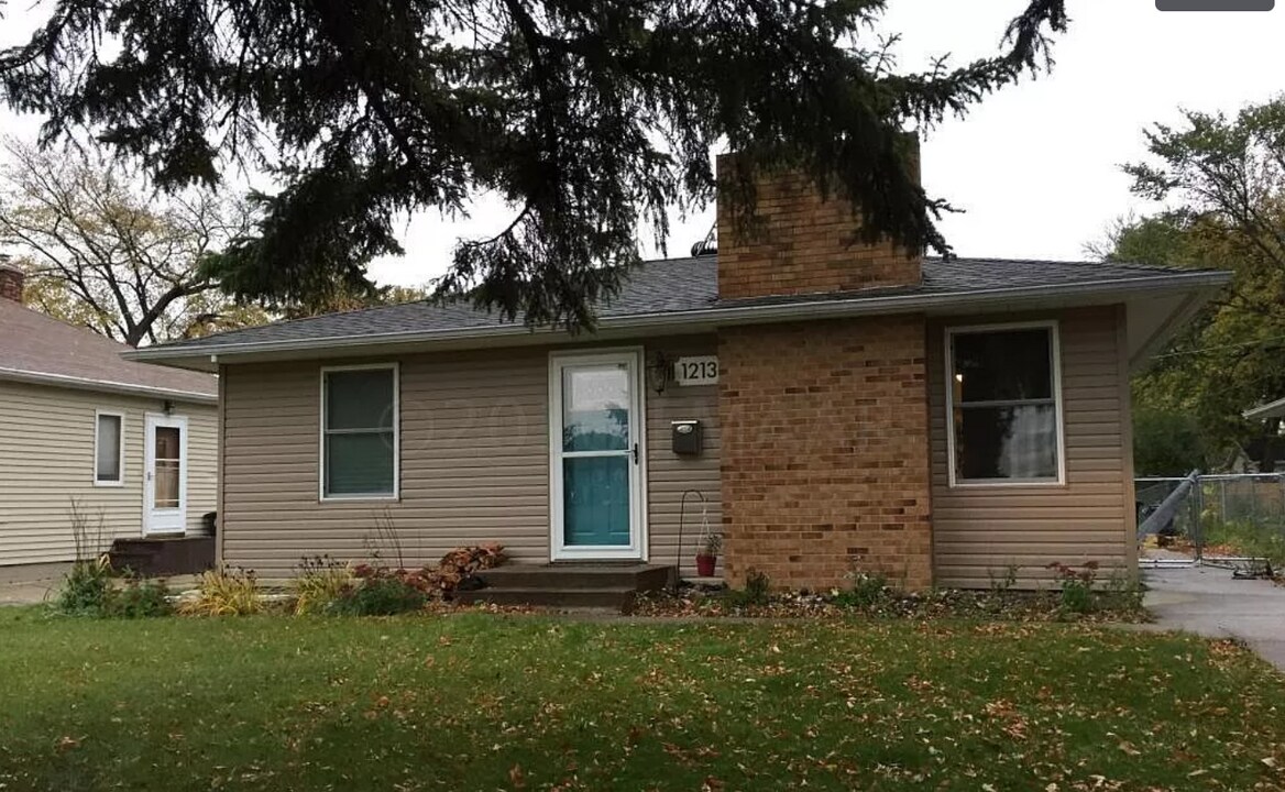 1213 9th St N in Fargo, ND - Building Photo