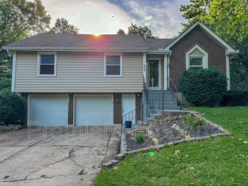 203 SE Keystone Dr in Lee's Summit, MO - Building Photo