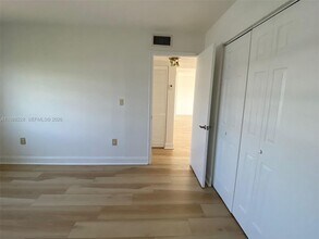 7626 Byron Ave in Miami Beach, FL - Foto de edificio - Building Photo