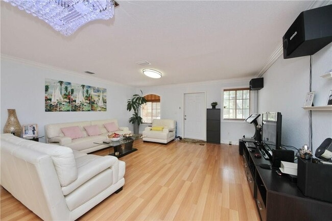 7347 NW 173rd Dr, Unit 101 in Hialeah, FL - Foto de edificio - Building Photo