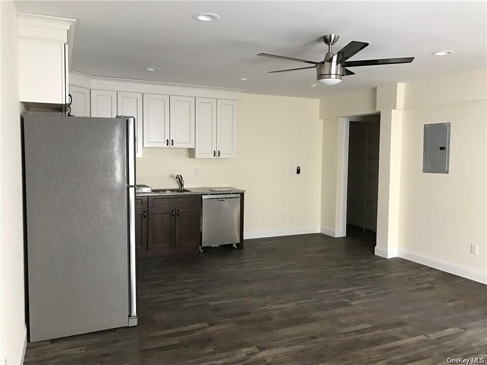 11 Farries Ave in Florida, NY - Building Photo