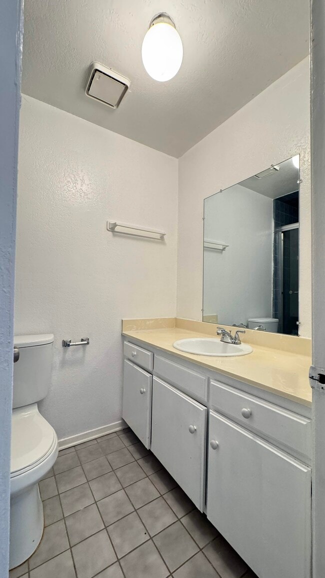 18530 Hatteras St, Unit 330 in Tarzana, CA - Building Photo - Building Photo