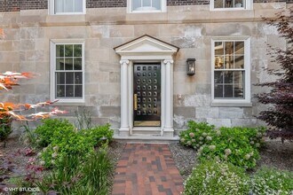 2700 N Lakeview Ave in Chicago, IL - Building Photo - Building Photo