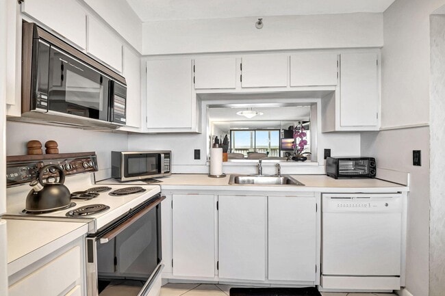 6866 Huntington Ln, Unit 806 in Delray Beach, FL - Building Photo - Building Photo