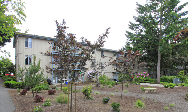 The Court at Crossroads Apartments in Bellevue, WA - Foto de edificio - Building Photo