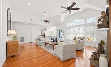 9 Sea Farm Ct in Bridgehampton, NY - Building Photo - Building Photo