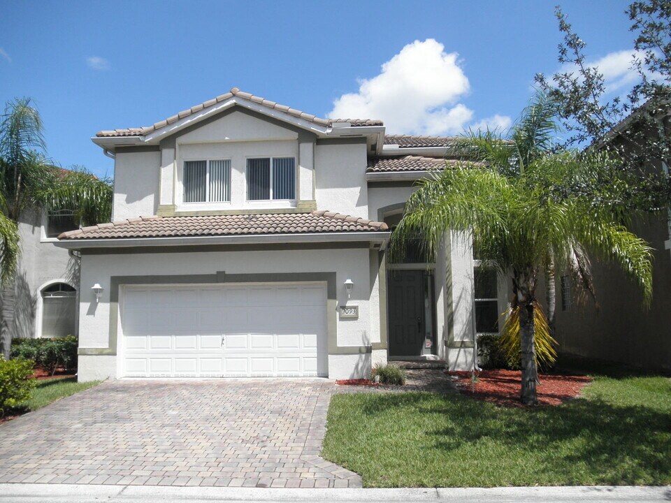 1093 Center Stone Ln in Riviera Beach, FL - Building Photo