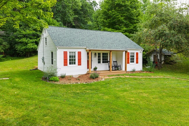 235 Holman Rd in Todd, NC - Foto de edificio - Building Photo