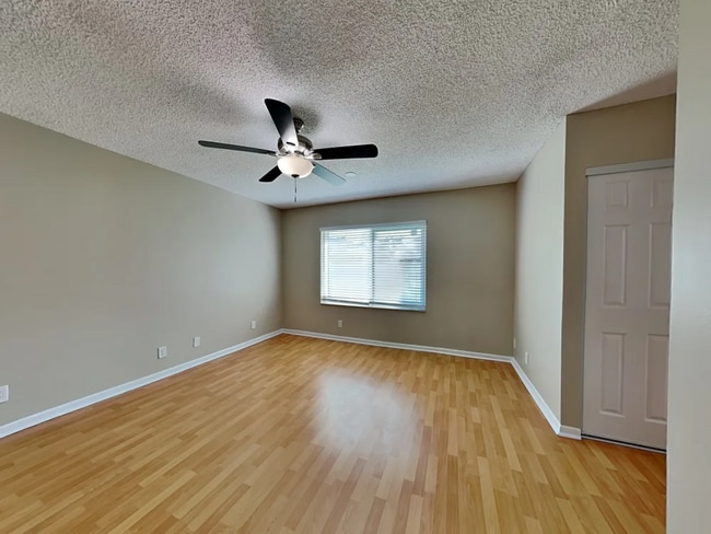 223 W Riverbend Dr in Sunrise, FL - Building Photo - Building Photo