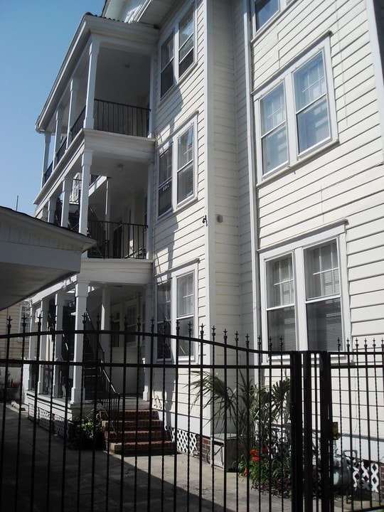 24 Thomas St in Charleston, SC - Building Photo