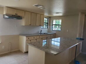1822 Hays St in San Antonio, TX - Foto de edificio - Building Photo