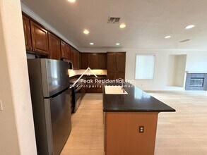 9594 Crisswell Dr in Elk Grove, CA - Building Photo - Building Photo