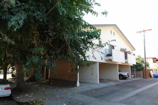 13837 Burbank Blvd in Van Nuys, CA - Building Photo - Building Photo