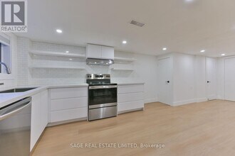 25 Palmerston Ave in Toronto, ON - Building Photo - Building Photo