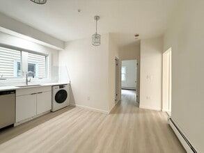 144 Spring St, Unit 3 in Cambridge, MA - Foto de edificio - Building Photo