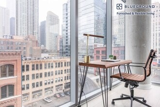 311 W Illinois St in Chicago, IL - Foto de edificio - Building Photo