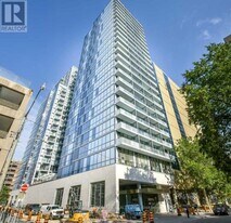 210 Simcoe St in Toronto, ON - Building Photo