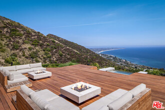 4310 Encinal Canyon Rd in Malibu, CA - Building Photo - Building Photo