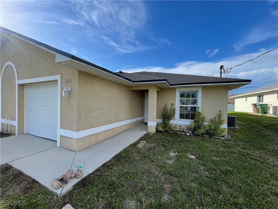 1619 SW 33rd St in Cape Coral, FL - Building Photo