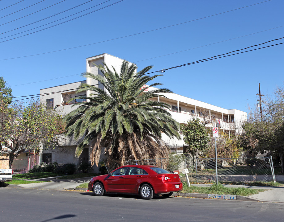 7320 Eton Ave in Canoga Park, CA - Foto de edificio