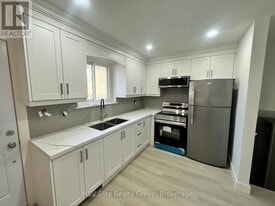 3276 Victory Crescent in Mississauga, ON - Building Photo