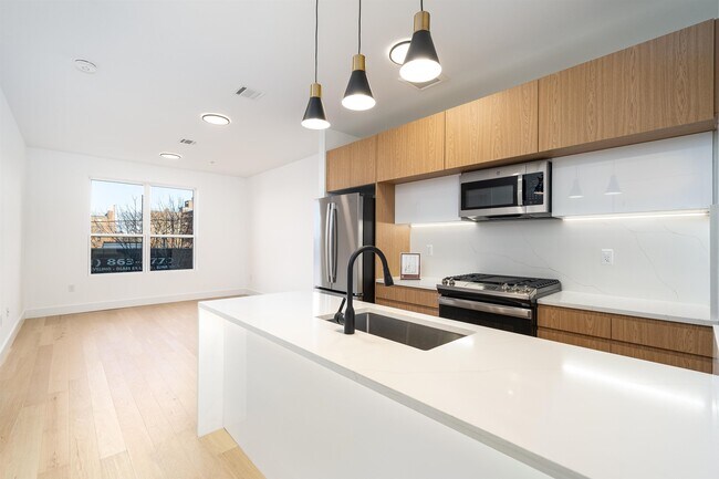 649 38th St-Unit -211 in Union City, NJ - Building Photo - Building Photo