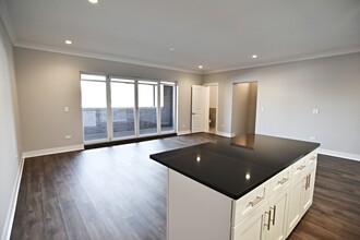 927 W Irving Park Rd in Chicago, IL - Building Photo - Building Photo