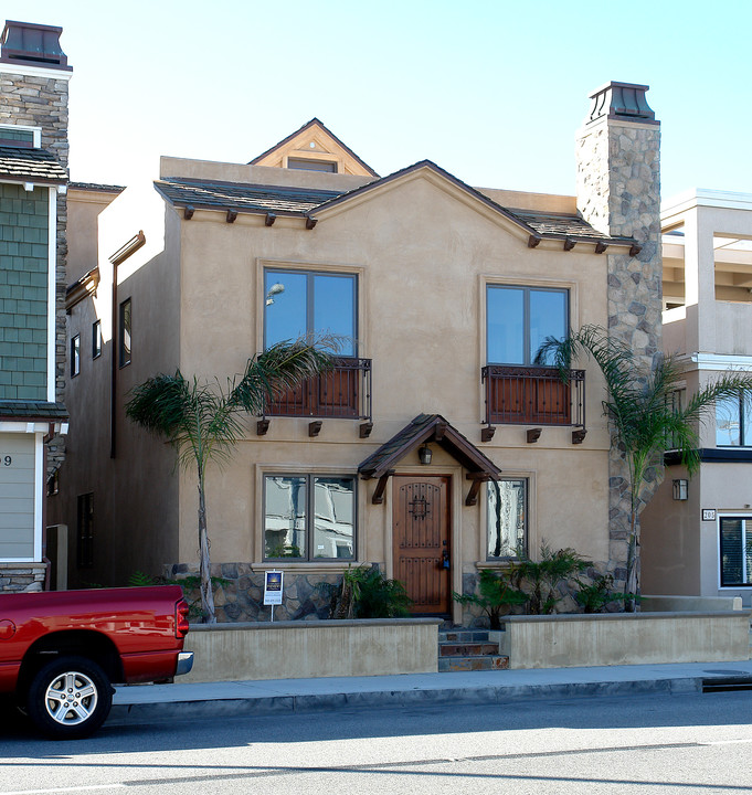 207 E Balboa Blvd in Newport Beach, CA - Building Photo