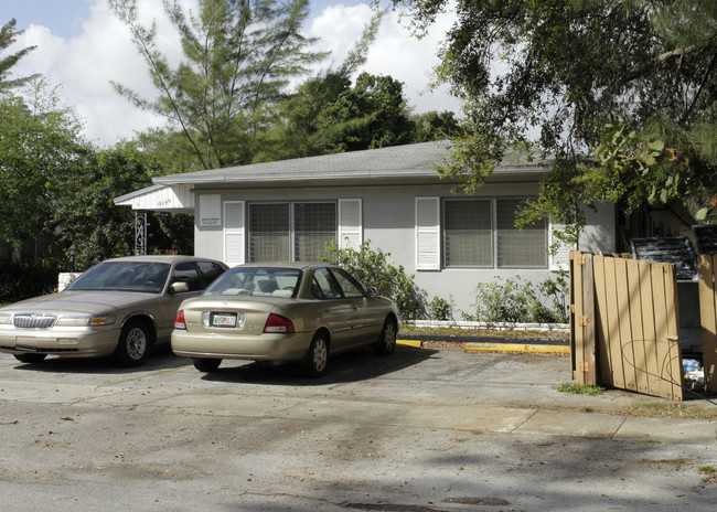 12160 NE 8th Ave in Miami, FL - Foto de edificio - Building Photo