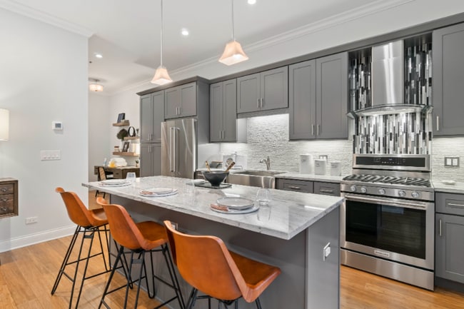 property at 1039 W Rundell Pl