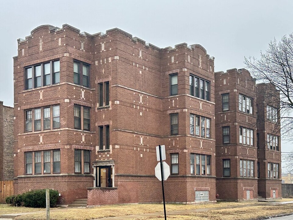 415 E 80th St in Chicago, IL - Building Photo