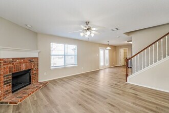 1721 Santa Fe Trail in Krum, TX - Foto de edificio - Building Photo