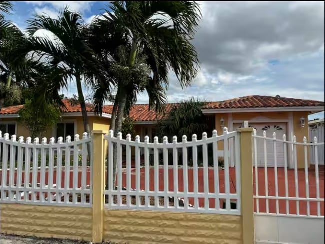 5760 NW 200th St in Miami Lakes, FL - Building Photo - Building Photo