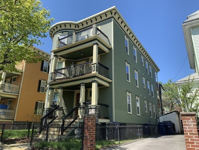 17 Pleasant St, Unit #1 17 Pleasant St. in Boston, MA - Foto de edificio - Building Photo